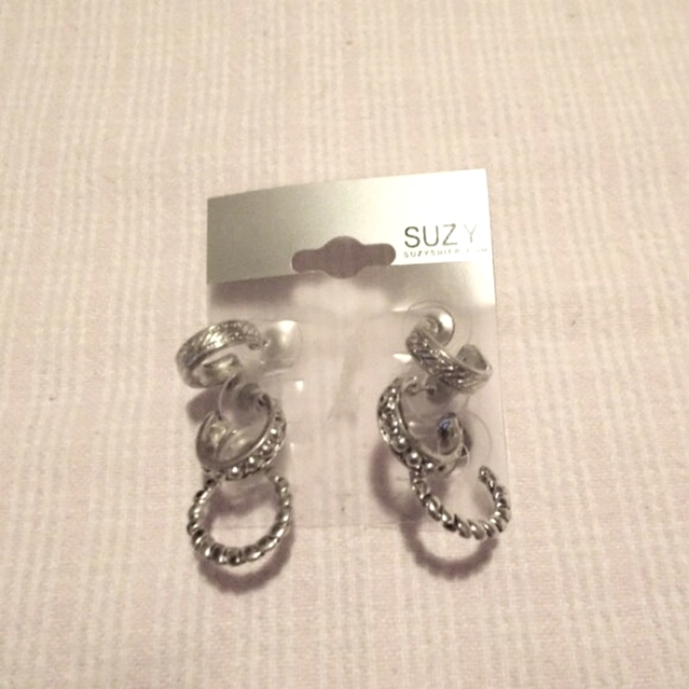 NWOT Suzy Shier silvertone pierced earrings